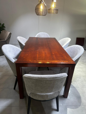 Eetkamertafel