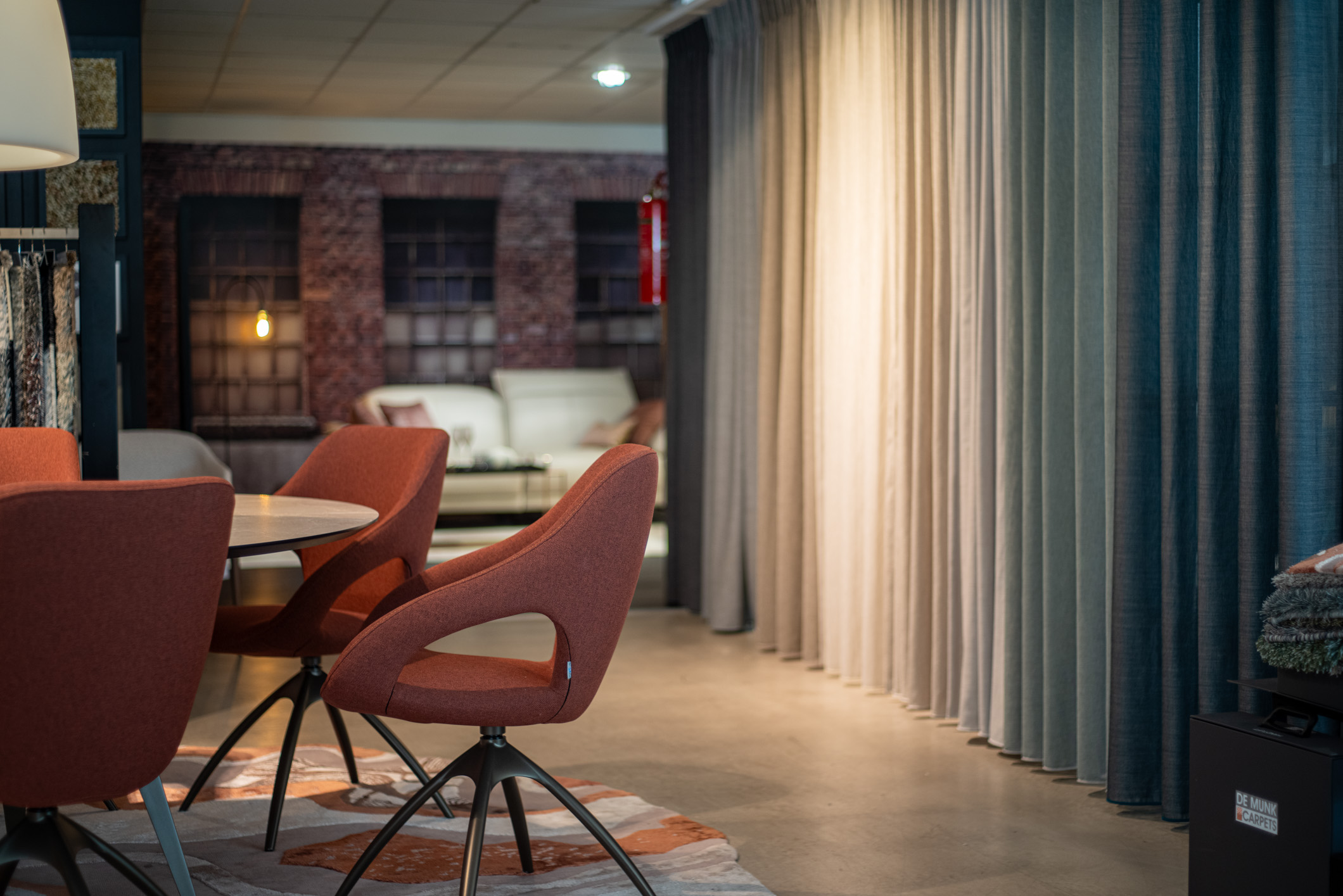 Gordijnenpresentatie met verschillende stoffen in de showroom van Buco in Weert