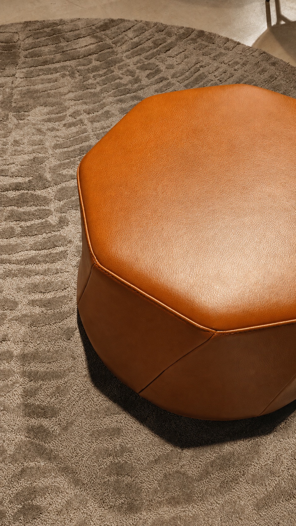 Close-up van cognackleurig leder met natuurlijke glans en structuur
