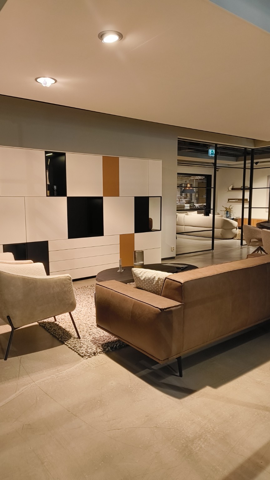 Designbank en fauteuils in een complete studio-opstelling bij Buco