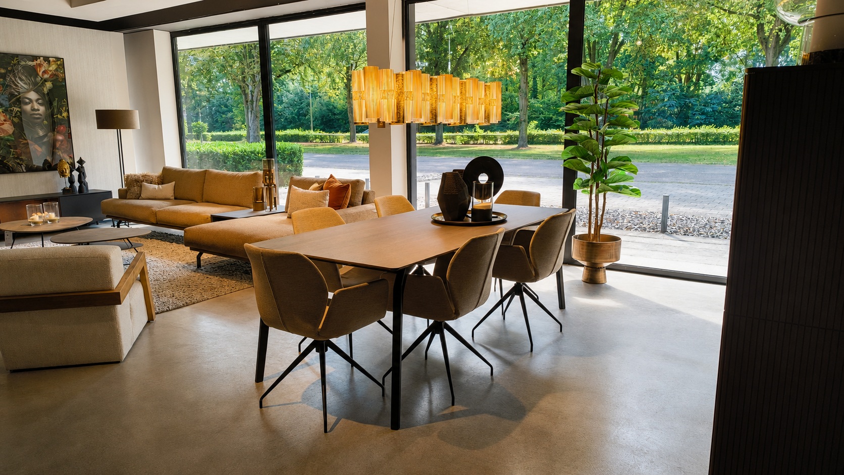 Complete woonopstelling met bank, eettafel, stoelen, verlichting en karpet in de interieurwinkel van Buco