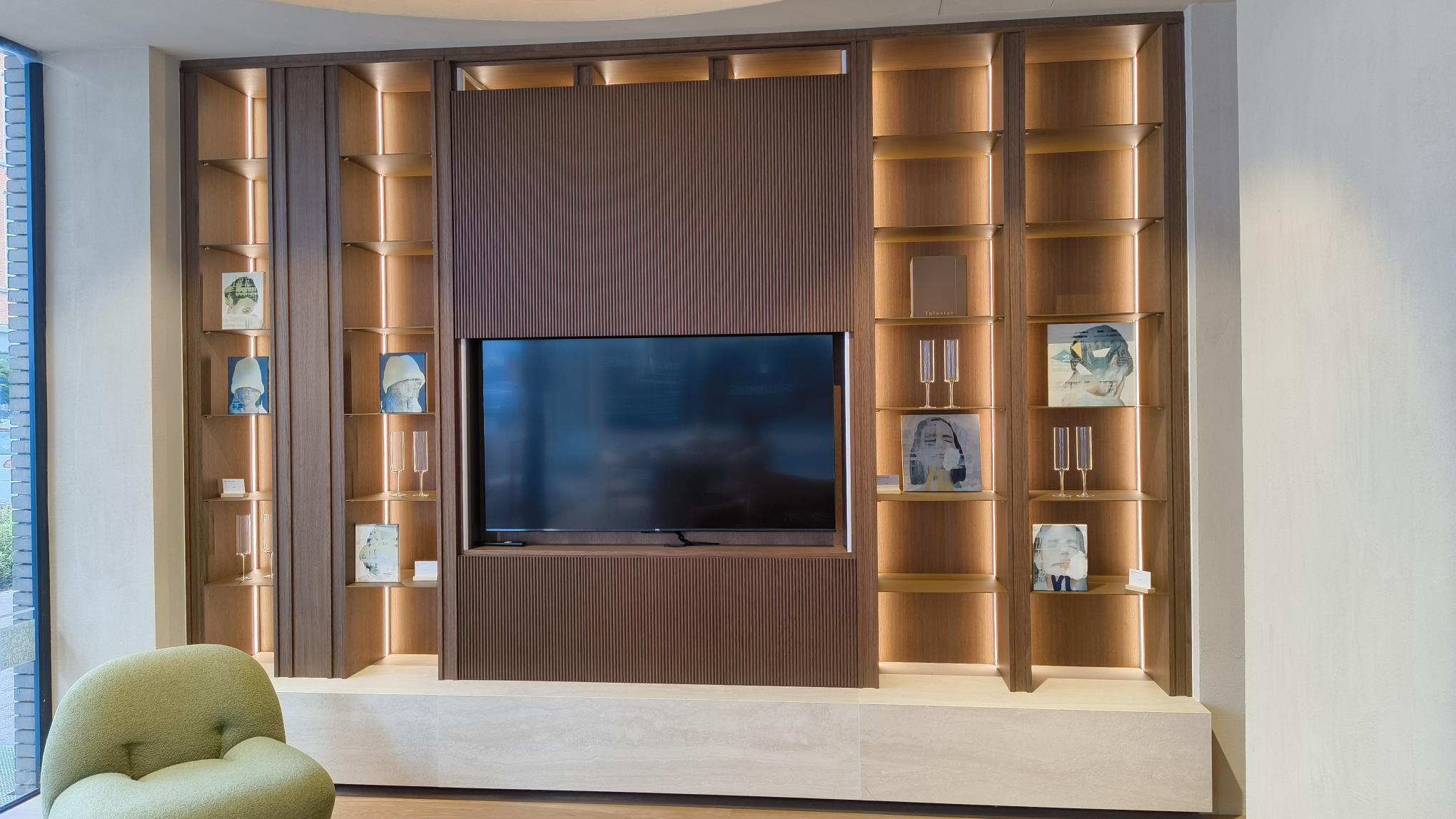 Complete maatwerk tv-wand met open vakken en geïntegreerde verlichting