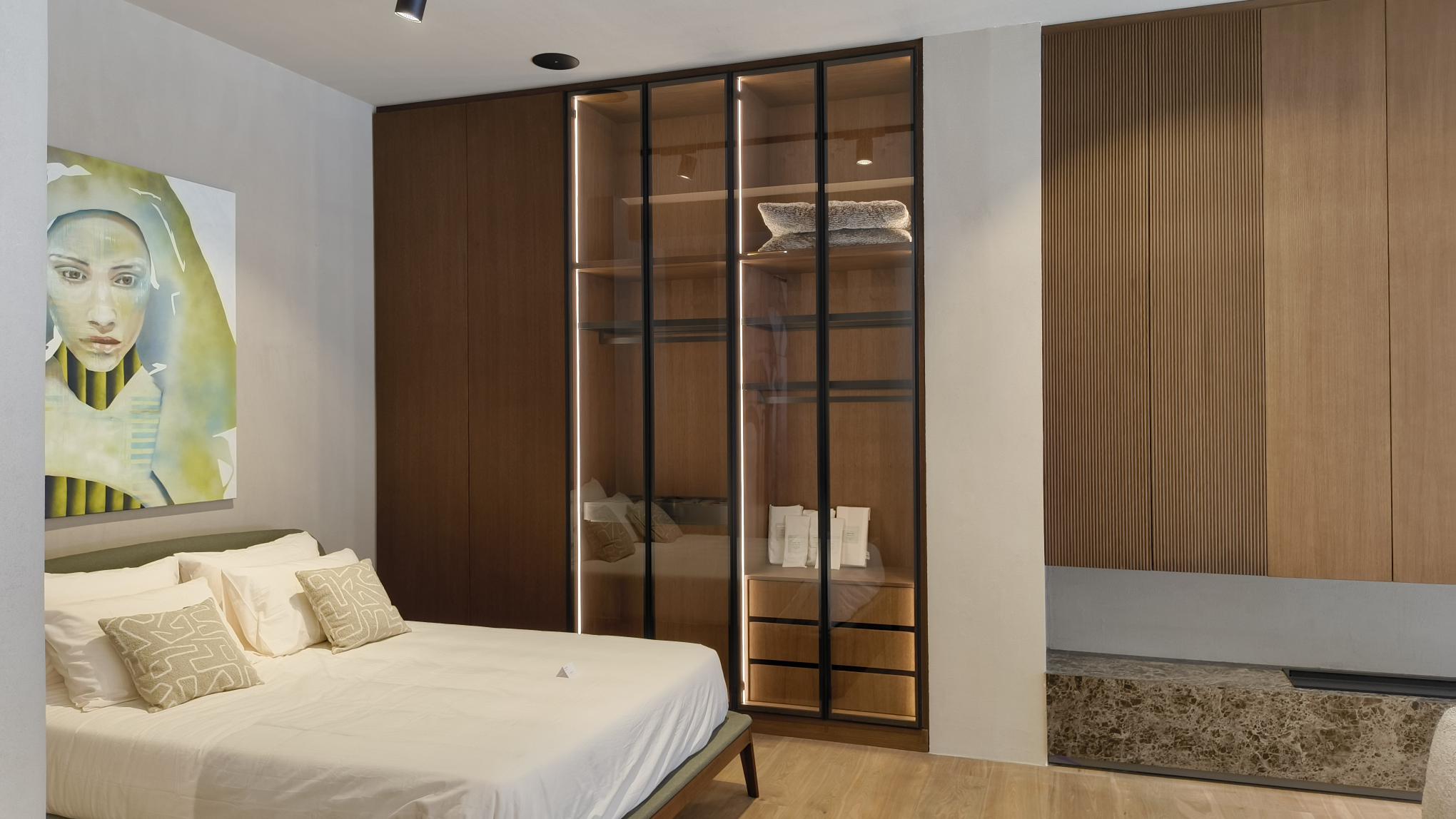 Complete slaapkamer met maatwerkkasten en glazen deuren